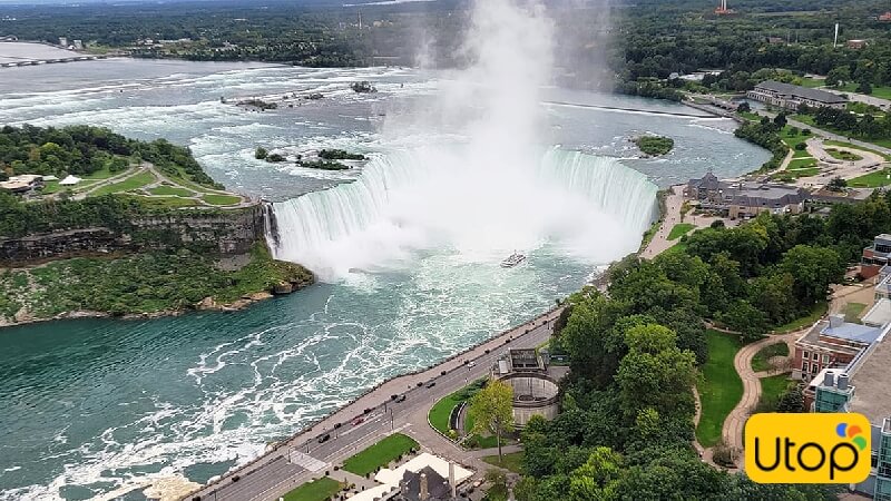 Đứng tại The Skylon Tower bạn có thể nhìn bao quát toàn bộ khung cảnh bên dưới